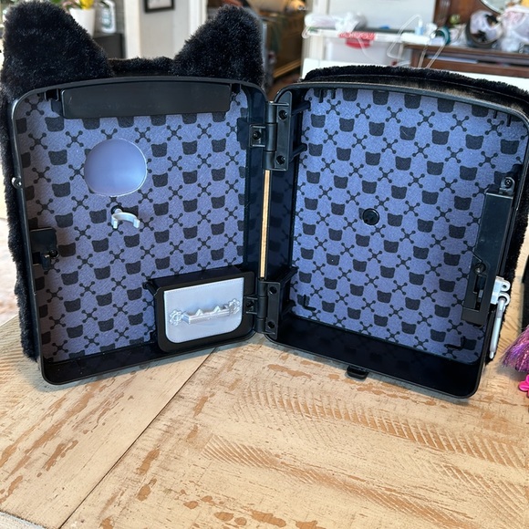 Na Na Na Surprise TUESDAY MEOW Backpack Bedroom Black Fur Cat Playset Purple - Picture 4 of 12